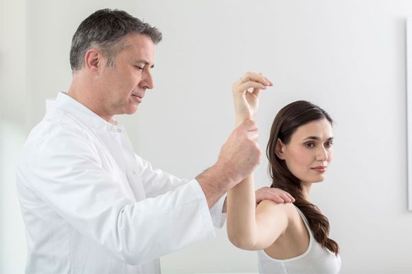 Dr. Ziolko behandelt eine Patientin mit ausgekugelter Schulter