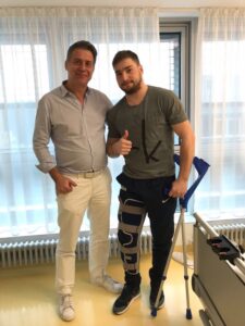 Eishockeyspieler Semjon Waluiski mit Dr. Ziolko